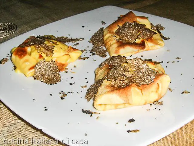 crespelle (crepes) con fonduta di pecorino e tartufo nero, ricetta per occasioni speciali