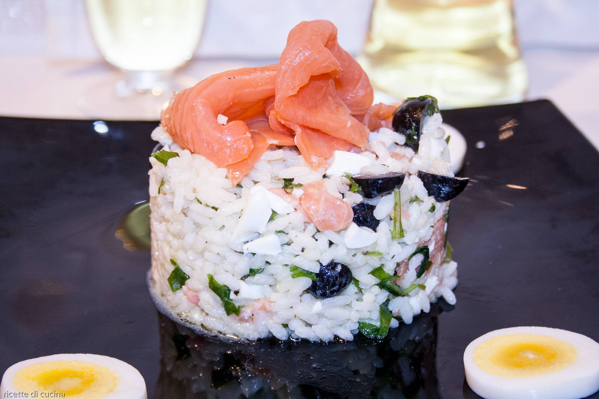 insalata di riso con verdure e salmone affumicato, ricetta facile ed elegante per un piatto freddo