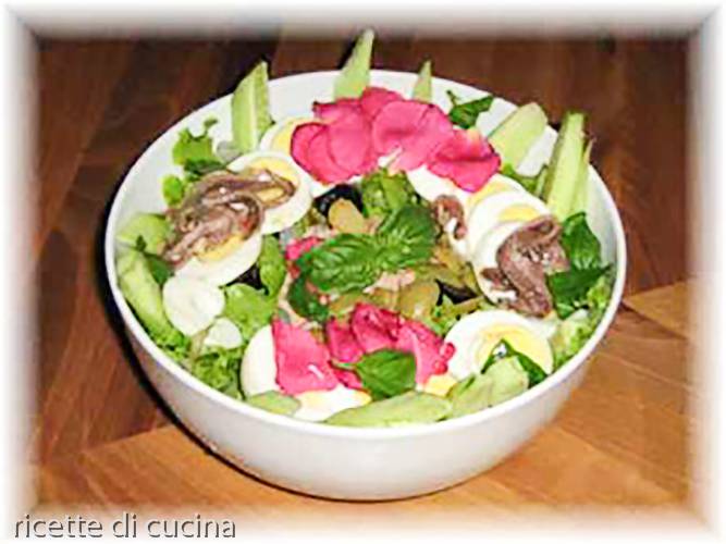 ricetta insalata fredda tono acciughe petali rosa