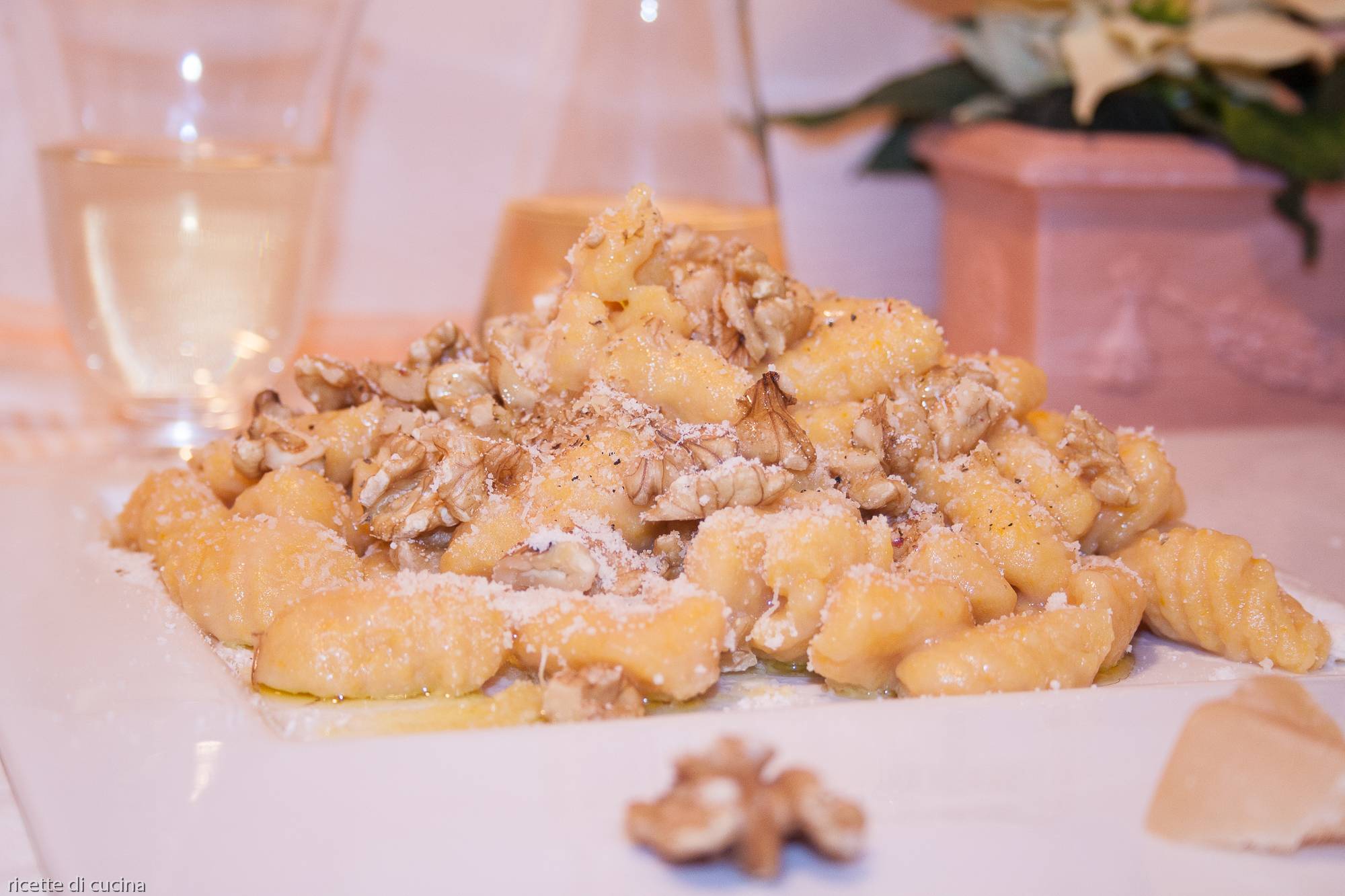 ricetta gnocchi zucca noci parmigiano