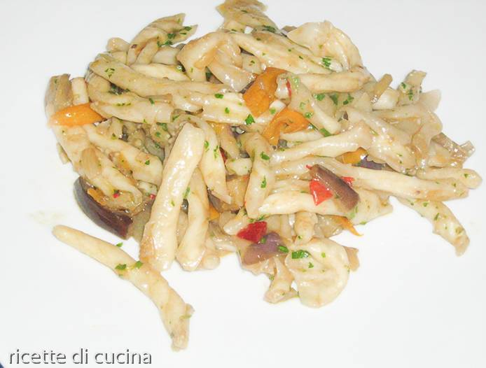 ricetta strozzapreti acciughe verdure