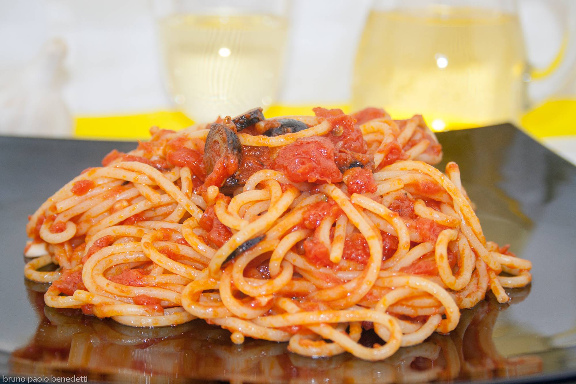 ricetta spaghetti olive nere pomodoro
