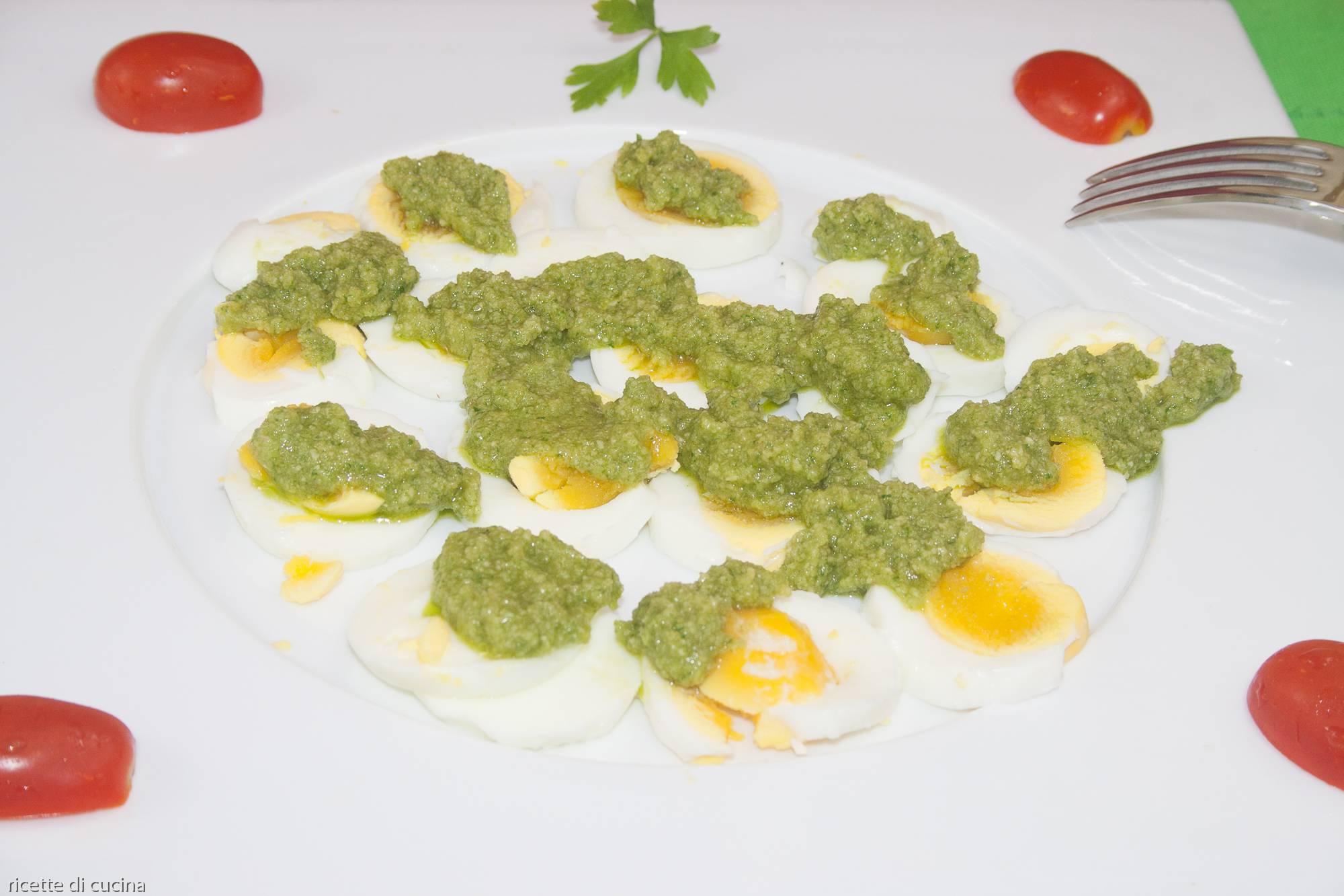 uova con salsa verde, ricetta light con poche calorie di antipasto freddo per l’estate e per buffet