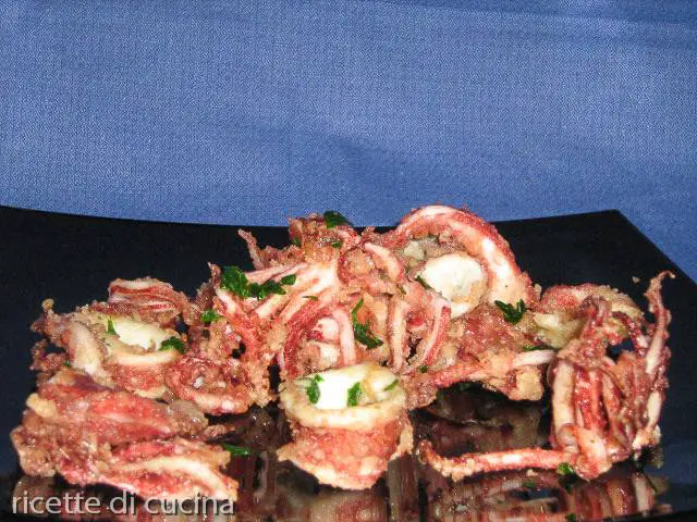 Come friggere i totani interi, ricetta facile e veloce per aperitivo, antipasto o secondo piatto