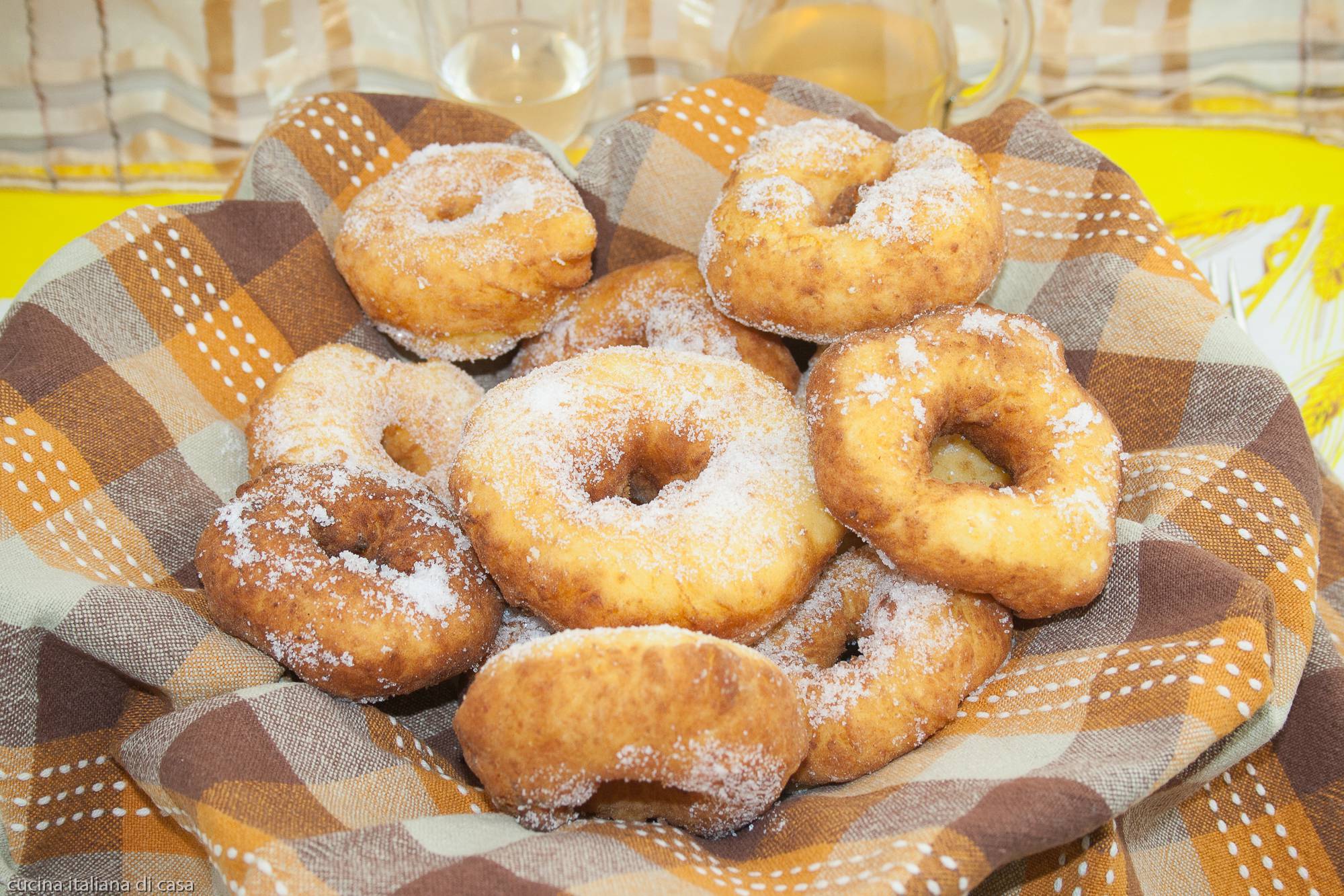 Come fare le Graffe, ricetta con foto del dolce tradizionale di Napoli per carnevale