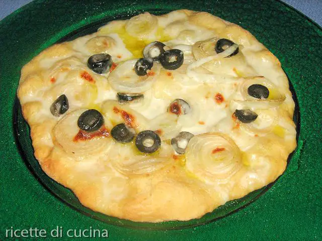 ricetta pizza stracchino cipolla olive nere