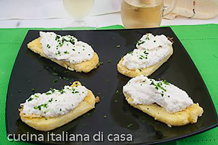 crostini di polenta con lo stoccafisso, ricetta di stuzzichini per pranzi in piedi e a buffet