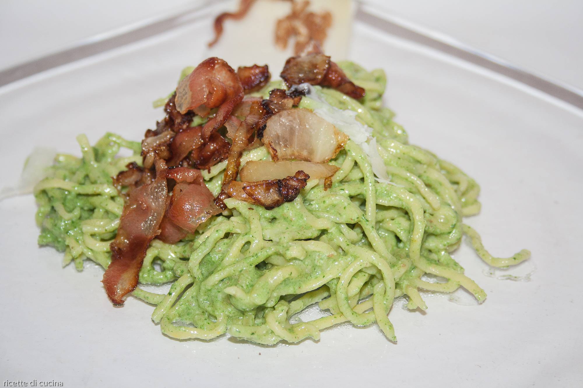 Tagliolini al pesto di ortiche e pancetta affumicata, ricetta con foto delle fasi di preparazione e con video