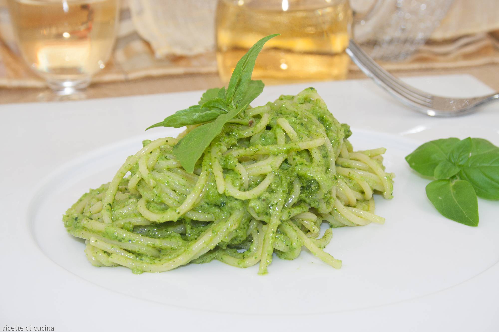 Spaghetti con pesto genovese, ricetta facile, economica e veloce per primavera ed estate