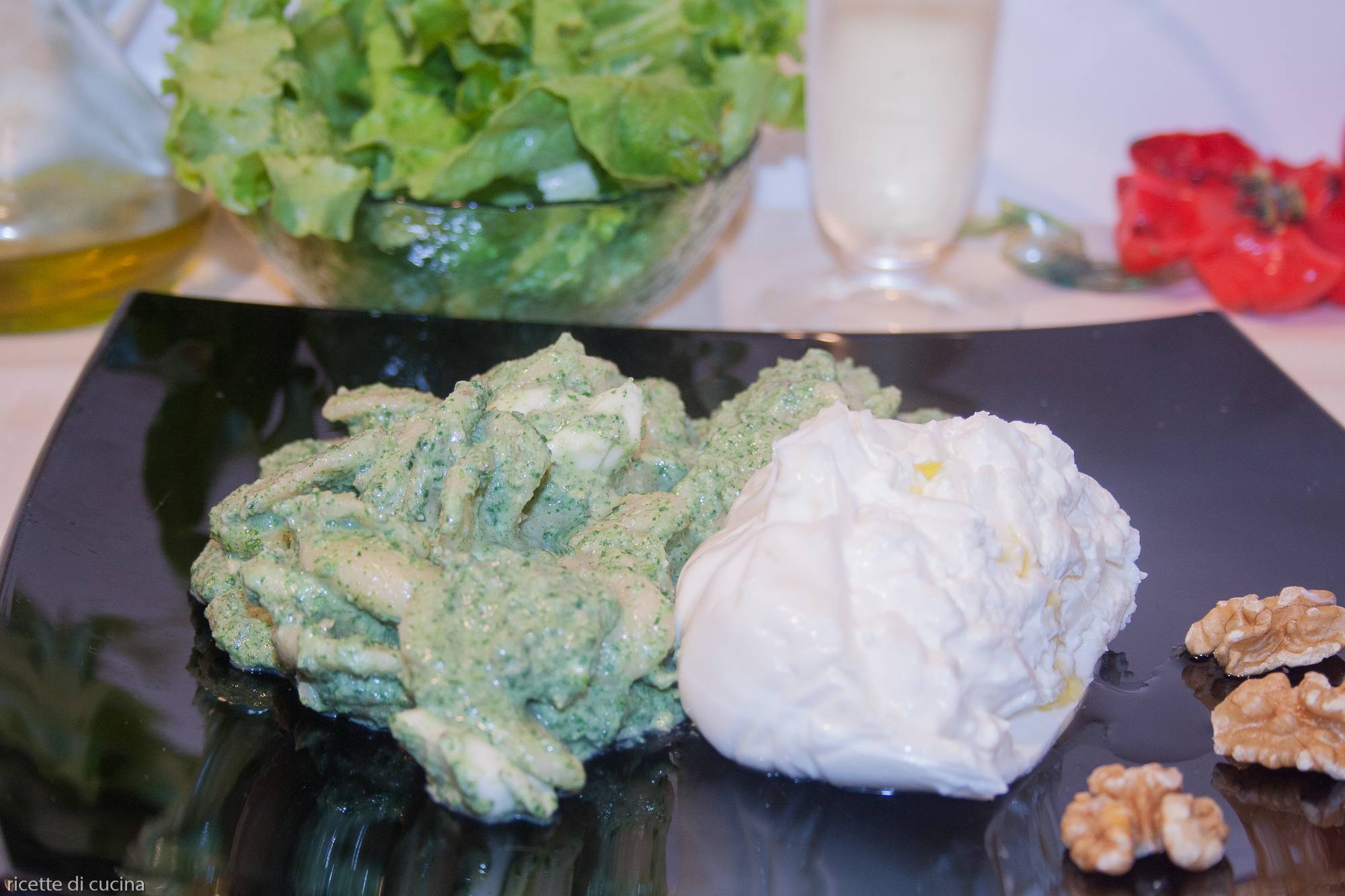 ricetta orecchiette pesto ortiche burrata