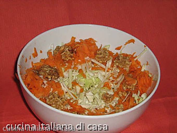 insalata di cavolo cappuccio con carote e noci, ricetta invernale