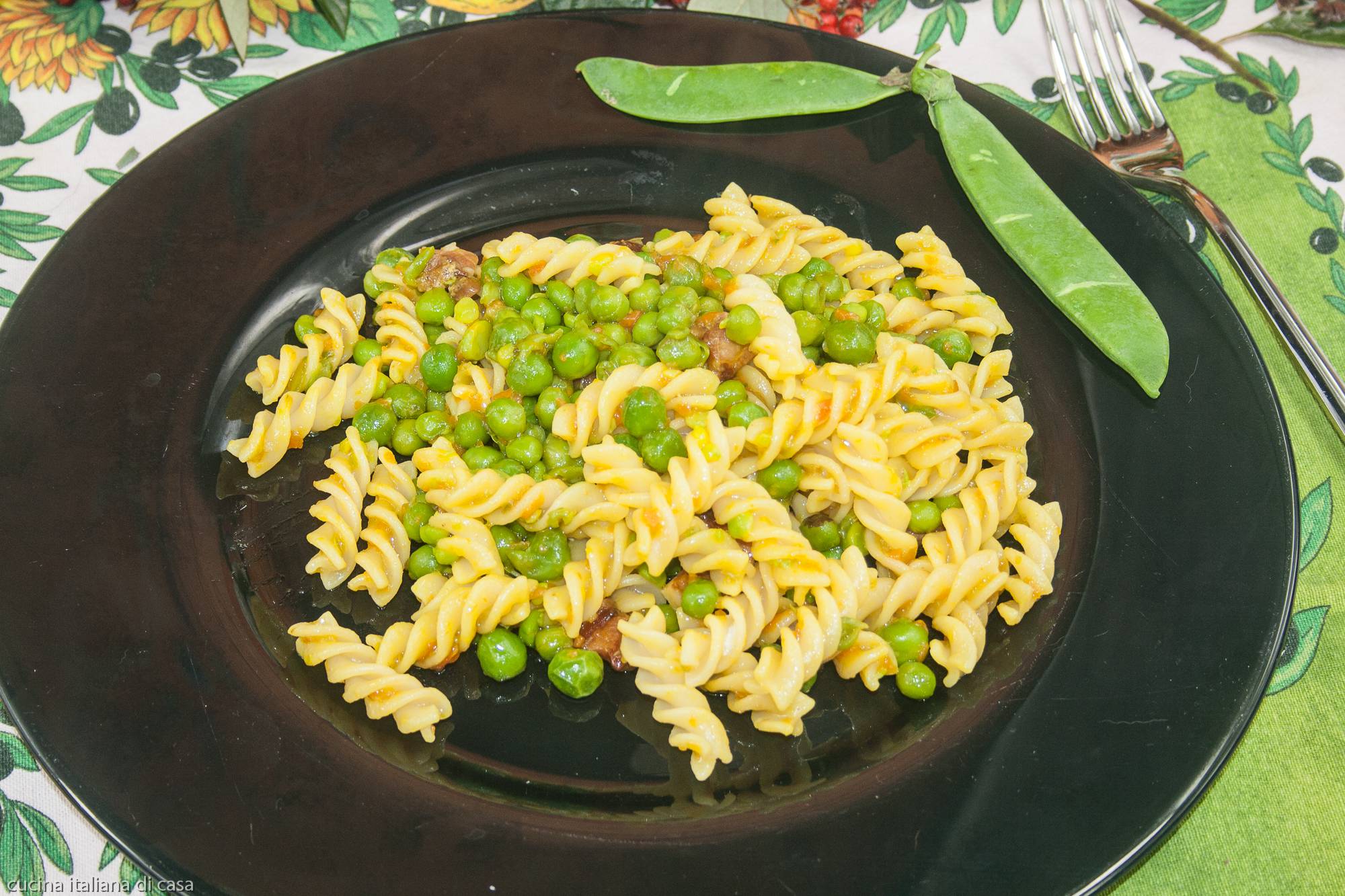 Fusilli con piselli pancetta affumicata e zafferano, ricetta facile per pranzi di primavera