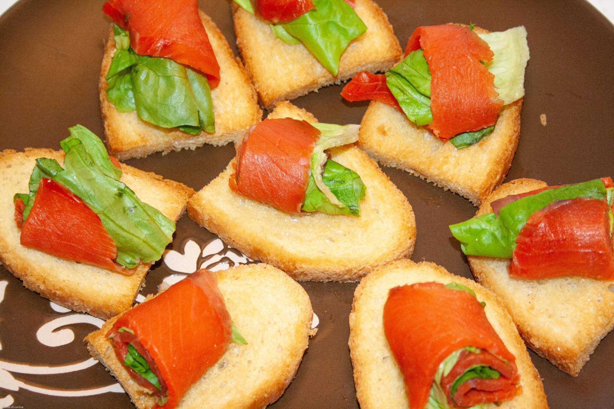 ricetta stuzzichini salmone lattuga