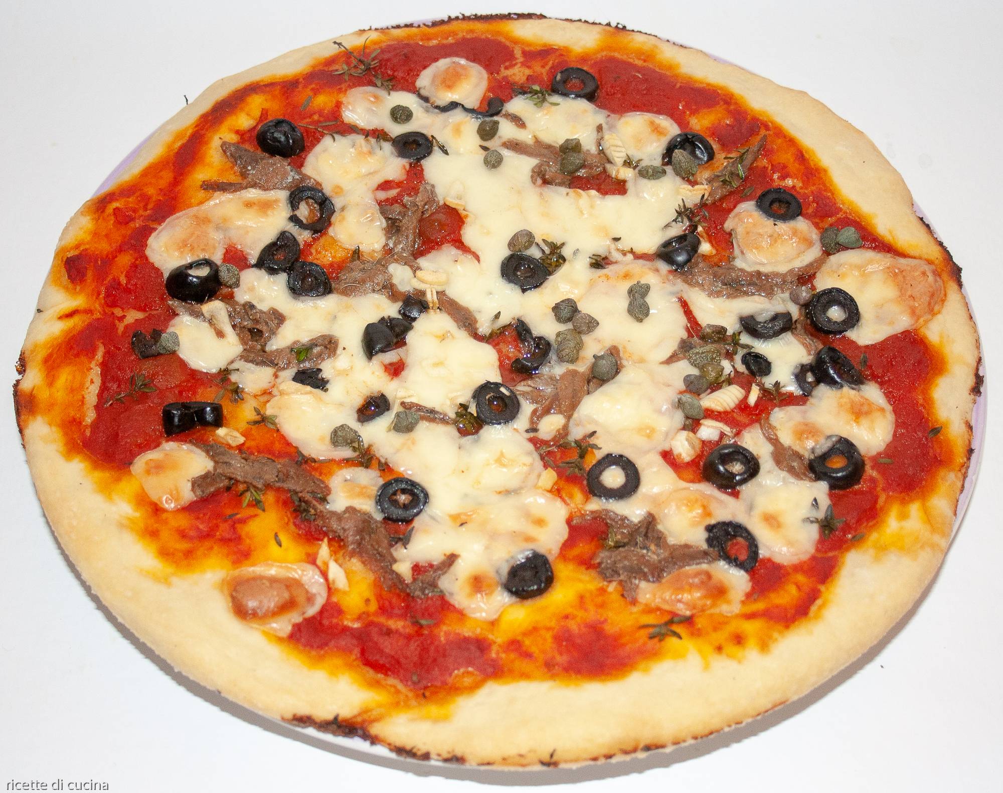 ricetta pizza capperi olive acciughe