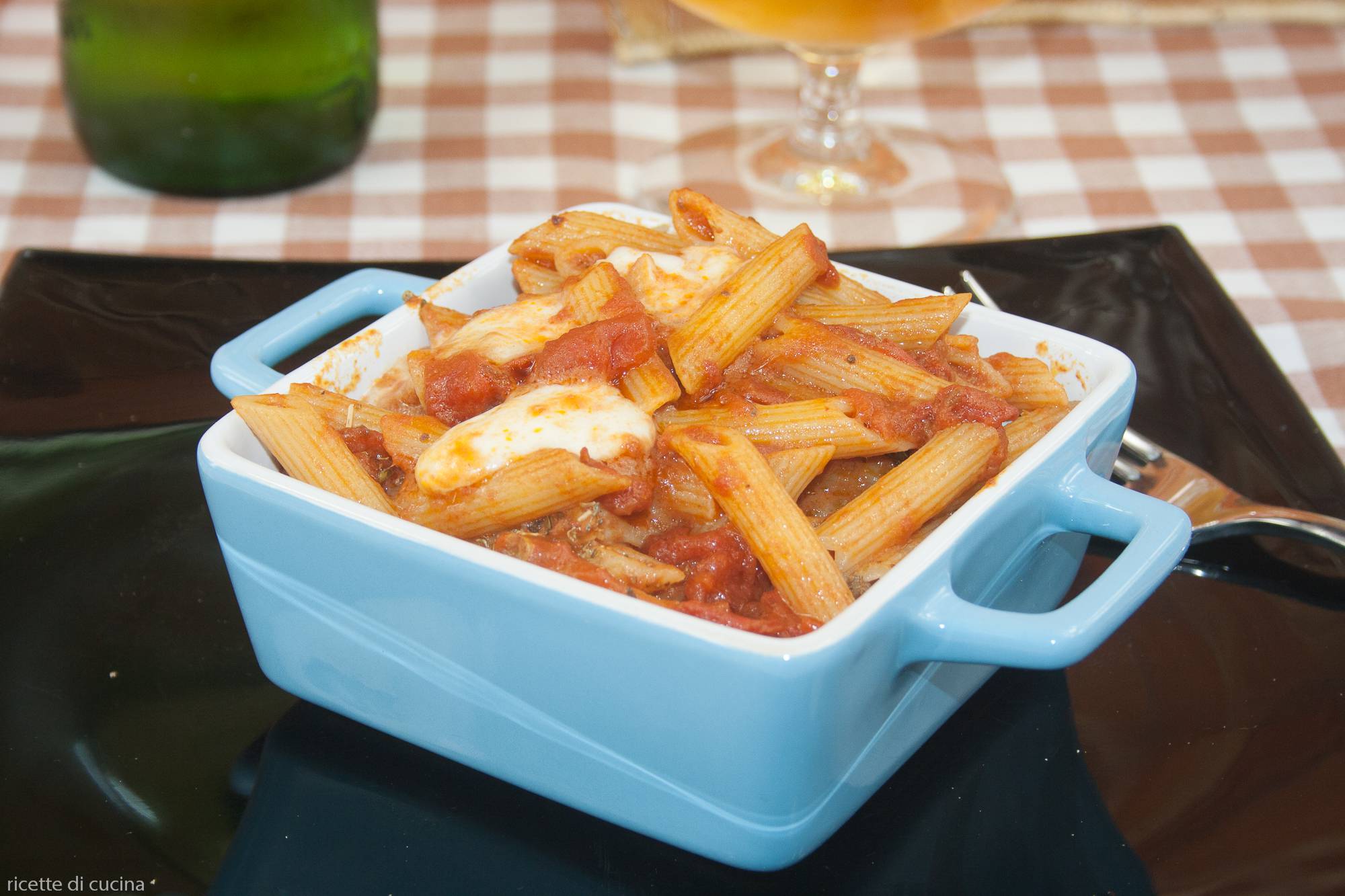 Le penne o pasta alla pizzaiola, fatte con il sugo della pizza, ricetta facile e veloce