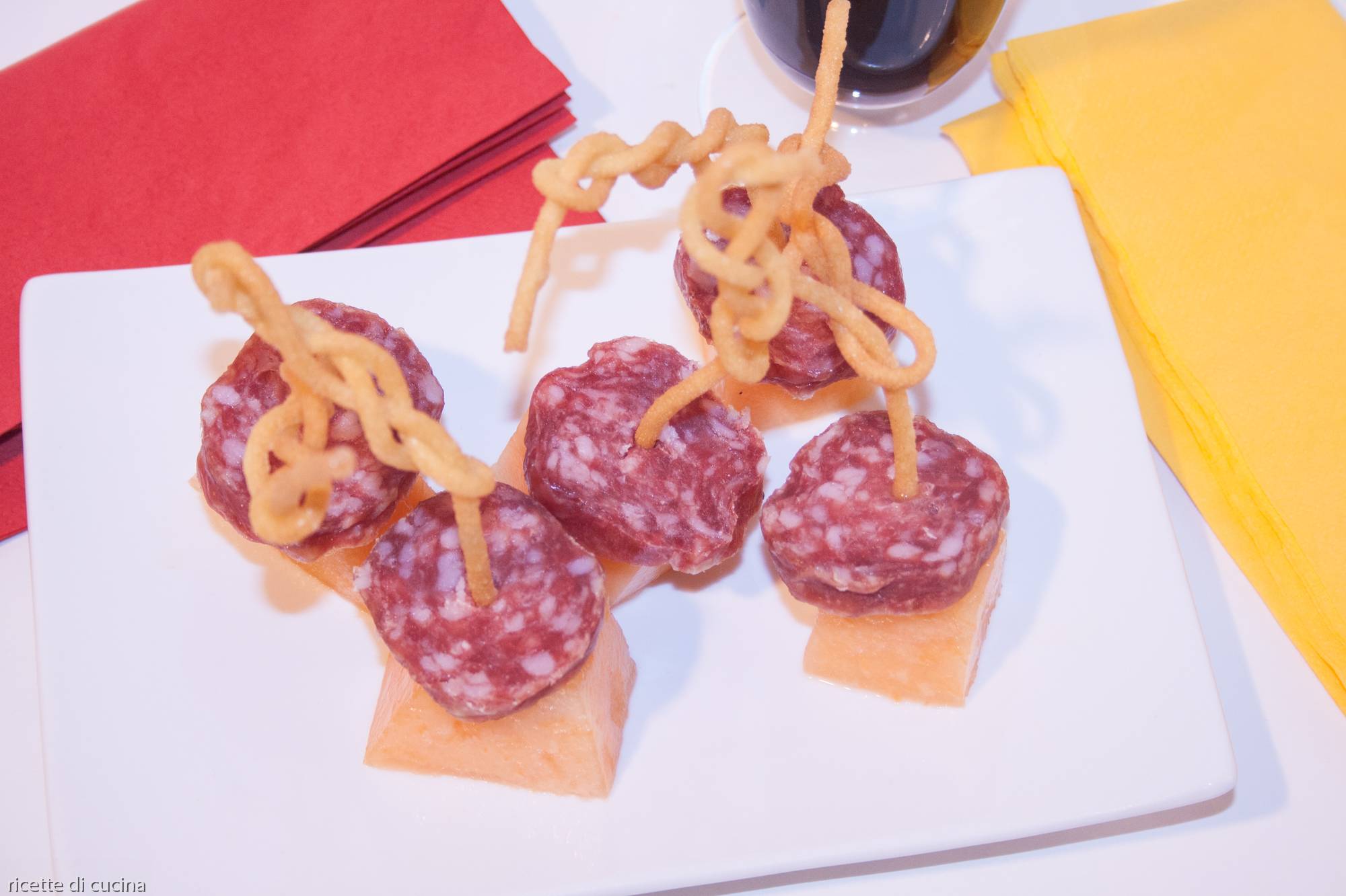 spaghetti fritti per decorazione, la preparazione con foto passo passo