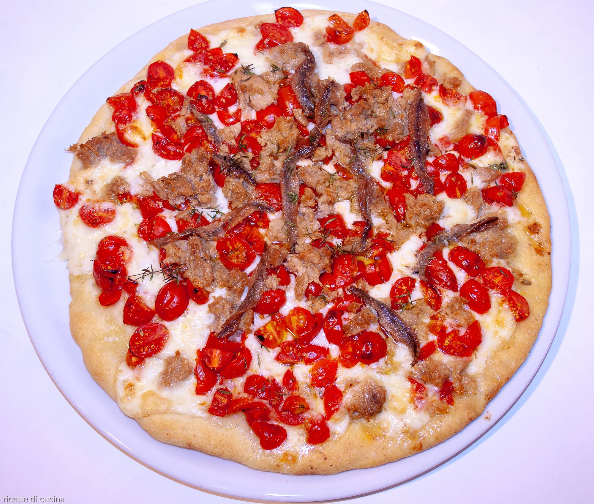 ricetta pizza pomodorini tonno acciughe