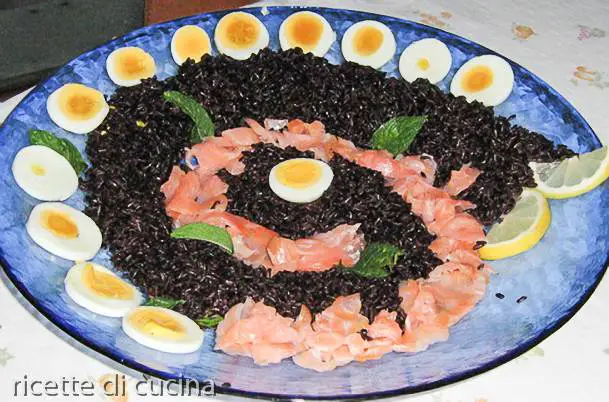 ricetta riso nero salmone affumicato uova