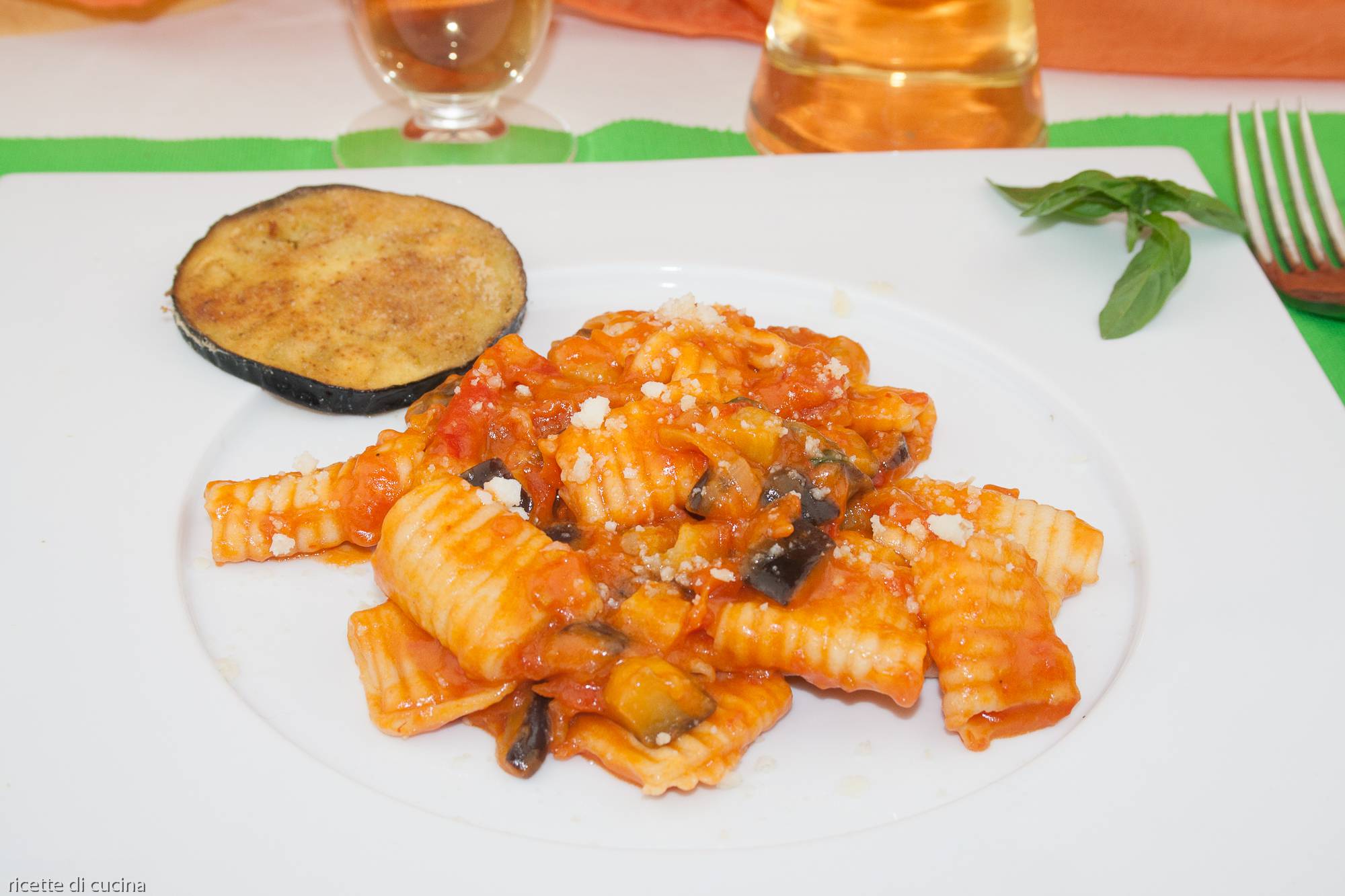 Maccheroni (pasta) alla norma con le melanzane, ricetta di cucina tradizionale siciliana per chi ama la pasta con le melanzane