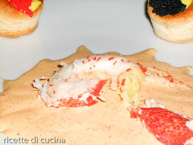 Antipasto di astice con la maionese e i vol-au-vent, ricetta elegante e raffinata