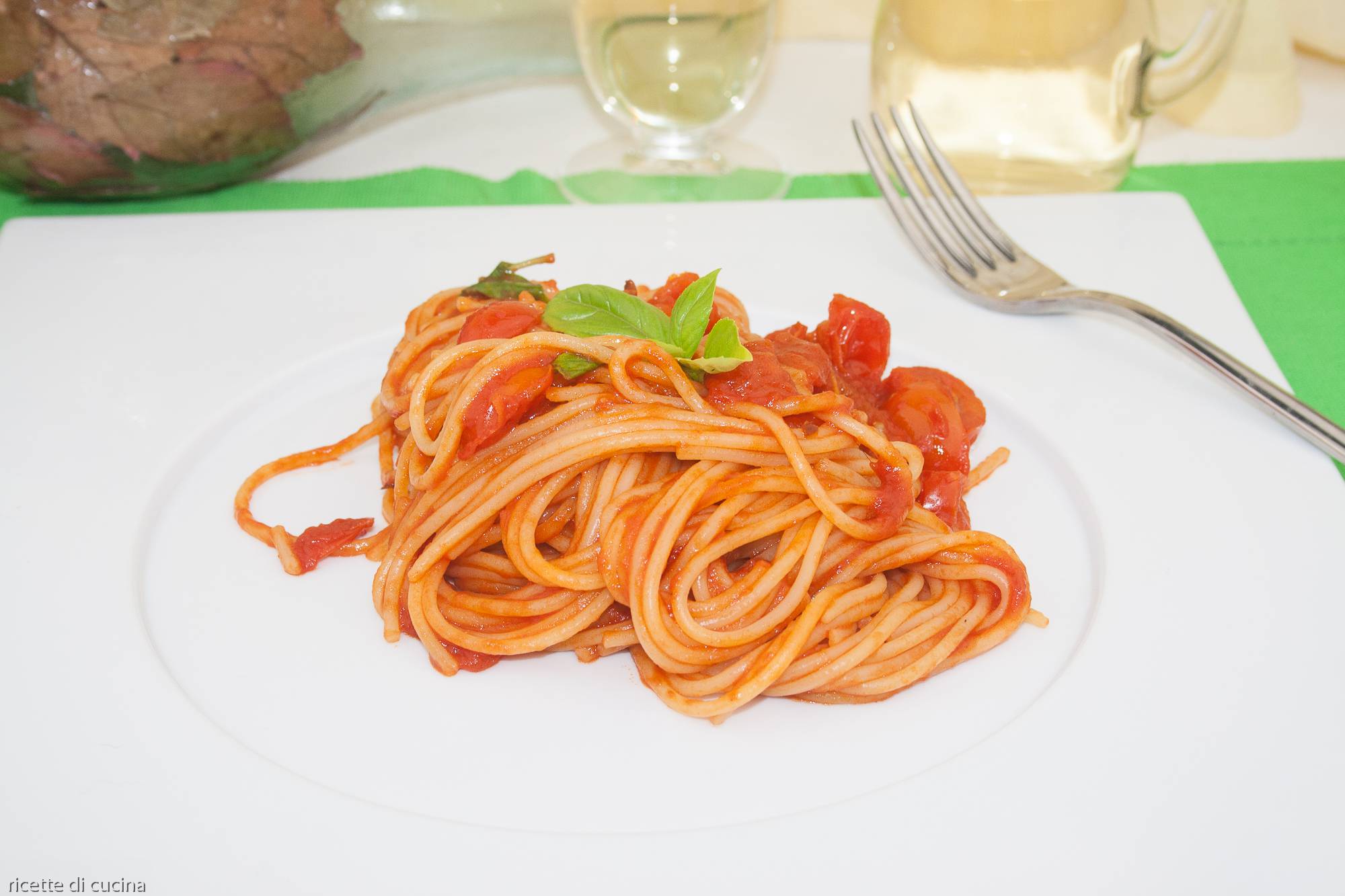 spaghetti con pomodoro fresco e basilico, ricetta facile, economica e veloce per l’estate con foto