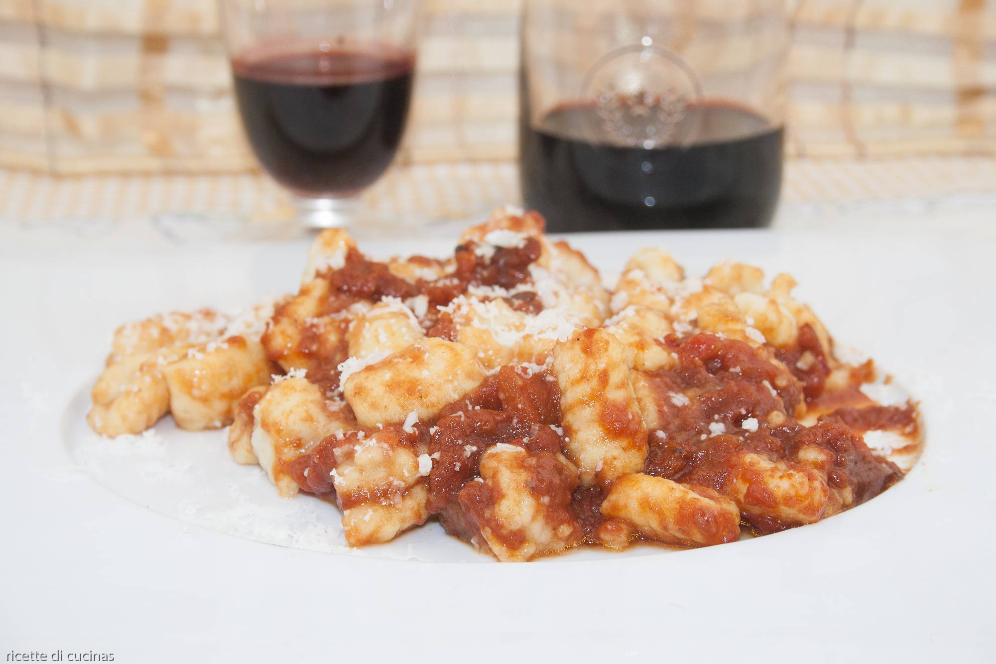 gnocchi di patate senza farina con il sugo di pecora o castrato, ricetta di cucina tradizionale di Terni